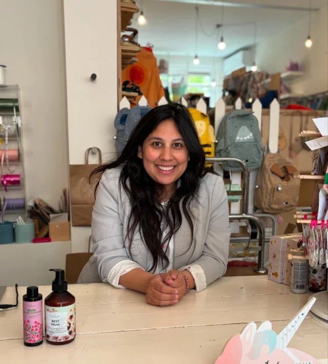 Hello & Goodbye 😢
Onze lieve collega Tamar is toe aan een nieuwe uitdaging en gaat ons verlaten! 
Zo’n 4,5 jaar hebben we de grootste lol gehad,  heel veel lunches (lang leve de avo smash 🥑) besteld, koffietjes (havercapu ☕️✔️) & ijsjes gehaald. Talloze inkoopafspraken, die gekke coronatijd overleefd en enorm veel setjes gemaakt. En nu is het tijd om afscheid te nemen. We gaan je missen Tamar! 
Jullie ook? Volg haar vooral op haar privé account @a_daywithlou 
#byebye #newbeginnings #wegaanjemissen #doei