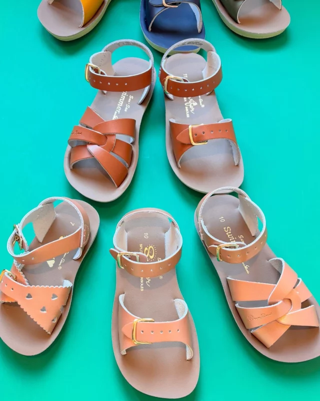 Jaaaa, het is weer bijna sandalenweer! ☀️
De Teva’s zijn al binnen en de Salt Water Sandals worden binnenkort in alle maten aangevuld (als het goed is, deze week al!!). 
Het grootste voordeel van deze sandalen? Ze kunnen in het water! Superhandig als je kindje graag met water speelt, op vakantie enz. En ze lopen ook nog eens super lekker 😃
Ps de Salt Water Sandals hebben we ook nog eens in grote mensen maten. Kun je zelf ervaren hoe lekker ze lopen 🥳

Ben jij team Teva ☀️of team Salt Water sandals 🌊 of  misschien wel allebei?! 

#saltwatersandals #salties #teva #tevasandalen 
#littledepartmentstore #littledepartmentstorerotterdam 
#kinderkleding #online #onlineshopping #kinderkledingwinkel #kleiwegkwartier #hillegersberg #hillegersbergzuid #rotterdam #kinderwinkel #kinderwinkelrotterdam
#kidsfashion #kidsstyling #shoplokaal #shoplokaalonline