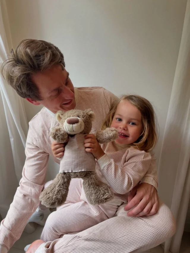 GIVEAWAY TIME! 🥳
Misschien had je het al gezien: @feetjebaby heeft vorige week een nieuwe family edition pyjama gelanceerd! 

En omdat het vandaag vaderdag is, geven we 1x een pyjama voor volwassenen weg aan een van onze volgers! 🥳

De pyjama’s van Feetje zijn zo fijn! Ze worden al meer dan 40 jaar gemaakt en ook nog eens door een Rotterdams familiebedrijf! Dat vinden wij als Rotterdamse winkel natuurlijk extra leuk. 😊

Hoe doe je mee? 
• Laat weten voor welke maat pyjama je meedoet en zet er meteen bij voor wie jij een Feetje pyjama wil winnen en waarom. 
• Natuurlijk volg je @littledepartmentstore😊
• De winnaar wordt vrijdag 20 juni bekendgemaakt. 
• Delen is lief! 

Ps Instagram & facebook zijn op geen enkele wijze verbonden aan deze winactie.

#vaderdag #giveaway #winactie #feetje #feetjepyjama #feetjewinactie #littledepartmentstore #littledepartmentstorerotterdam 
#kinderkleding #online #onlineshopping #kinderkledingwinkel #kleiwegkwartier #hillegersberg #hillegersbergzuid #rotterdam #kinderwinkel #kinderwinkelrotterdam
#kidsfashion #kidsstyling #ootd #shoplokaal #shoplokaalonline