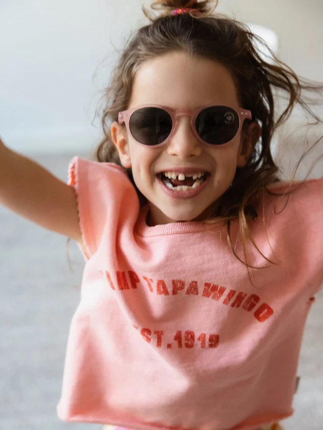 ZONNEBRILLENWEER ☀️😎
Wat schijnt de zon heerlijk vandaag! En de komende week blijft het ook lekker zonnig. 
De zonnebrillen van @izipizi zijn dan geen overbodige luxe. Wist je dat we ze in verschillende modellen en maten hebben? Van maat 0 tot 12 jaar. En in heel veel verschillende kleuren. 🌈

De glazen van de baby zonnebrilletjes zijn zelfs gepolariseerd, het montuurtje is flexibel en kan tegen een stootje én er zit ook nog een handig bandje bij om de bril stevig op het hoofd te bevestigen. Wel zo handig zodat je kindje de zonnebril niet zomaar van ‘t hoofd af kan trekken 😜

#izipizi #zonnebril #babyzonnebril #zondag #zonnig 
📷 @klikklakfotografie 
•
•
•
•
#littledepartmentstore #littledepartmentstorerotterdam 
#kinderkleding #online #onlineshopping #kinderkledingwinkel #kleiwegkwartier #hillegersberg #hillegersbergzuid #rotterdam #kinderwinkel #kinderwinkelrotterdam
#kidsfashion #kidsstyling #meisje #jongen #ootd #shoplokaal #shoplokaalonline