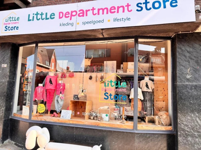 Goed nieuws! 🥳 De sale is verhoogd naar 40% én onze winkel is lekker koel, dus kom vooral langs als je even wil afkoelen 😉❄️❄️
We zijn er vandaag tot 17.00! 

#sale #lekkerkoel #littledepartmentstore #littledepartmentstorerotterdam 
#kinderkleding #online #onlineshopping #kinderkledingwinkel #kleiwegkwartier #hillegersberg #hillegersbergzuid #rotterdam #kinderwinkel #kinderwinkelrotterdam
#kidsfashion #kidsstyling #meisje #jongen #shoplokaal #shoplokaalonline