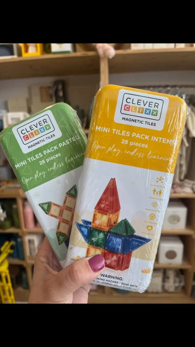 Nieuwe items van @cleverclixx ! 
De bekende magneettegels, maar dan met glitters ✨
En ook mini tegels in een handig blikje: ideaal voor op vakantie en onderweg. Handig om te weten: de tegels werken ook met magneettegels van andere merken. 
Allebei de setjes zijn trouwens super als starterset als je nog twijfelt over dit geweldige speelgoed 😊

#cleverclixx #magneetspeelgoed #cadeautip #vakantietip #littledepartmentstore #littledepartmentstorerotterdam 
#kinderkleding #online #onlineshopping #kinderkledingwinkel #kleiwegkwartier #hillegersberg #hillegersbergzuid #rotterdam #kinderwinkel #kinderwinkelrotterdam
#shoplokaal #shoplokaalonline