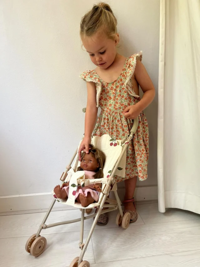 🎉 HOERA! Wij zijn jarig – tijd voor een feestje en nóg een giveaway! 🎁🥳

Wat kun je winnen?
Een super schattige Konges Sløjd poppenbuggy – perfect voor kleine poppenmama’s en -papa’s 🍒🧸✨

Wil jij ‘m winnen? Zo doe je mee:
🍭Zet in een reactie voor wie je deze te gekke poppenbuggy wil winnen en waarom! En zet er meteen bij welk printje je het leukste vindt 🍒
🍭Leuk als je @littledepartmentstore volgt
🍭Wij zijn dol op hartjes! Dus geef je een ❤️ aan deze post?
🍭Delen = lief 💕

We maken de winnaar bekend op 5 september in onze stories!
Dankjewel voor 8 jaar liefde, gezelligheid en shopplezier! 🛍️💕

#littledepartmentstore #rotterdam #GiveawayNL #KongesSloejd #Poppenbuggy #Jarig #Kinderwinkel #Winactie #8JaarFeest #Speelgoedliefde #ScandiStyle #WinnenMaar #MamaEnMini #CadeautjeVoorJou #LokaalShoppen #littledepartmentstorerotterdam #kinderwinkelrotterdam

NB Deze winactie wordt op geen enkele manier gesponsord, goedgekeurd of beheerd door Instagram, en is op geen enkele manier geassocieerd met Instagram.