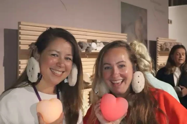 Zo’n lol op de beurs gehad vandaag met en bij de meiden van @flow.amsterdam ! Hun nieuwe voedingslampjes in de vorm van een hartje én te leuke teddy hartslagknuffeltjes worden binnenkort gelanceerd! Binnenkort bij ons in de winkel, maar vandaag mochten we ze al uitproberen 😊 (en even gek doen 🤪) 

#FlowAmsterdam #Voedingslampje #Nursinglight 
#lachenisgezond #lekkergekdoen 
#littledepartmentstore #comingsoon #binnenkortbijonsindewinkel #littledepartmentstoreontour #littledepartmentstorerotterdam