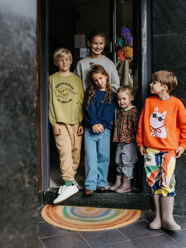 Hi! Ook al is het herfstvakantie, we zijn deze week gewoon geopend: dinsdag t/m zaterdag van 10.00-17.00. En natuurlijk is onze webshop altijd open. Kom je gezellig langs? 😊
Ps alle outfits op deze foto vind je op onze website onder het kopje “SHOP THE LOOK”. Handig, hè! 
#herfstvakantie #openingstijden #komjegezelliglangs
#dailybrat #piupiuchick #petitblush 
📷 @klikklakfotografie 
•
•
•
#littledepartmentstore #littledepartmentstorerotterdam 
#kinderkleding #online #onlineshopping #kinderkledingwinkel #kleiwegkwartier #hillegersberg #hillegersbergzuid #rotterdam #kinderwinkel #kinderwinkelrotterdam
#kidsfashion #kidsstyling #meisje #jongen #ootd #shoplokaal #shoplokaalonline