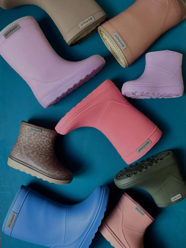 ENFANT LAARZEN 
De vraag die we het meeste krijgen is: welke maat Enfant thermoboots heb ik nodig voor mijn kind? ⁉️
En dat snappen we helemaal! Want de thermo laarzen vallen door de wollen voering kleiner dan je gewend bent. En dan is het ook nog eens fijner om schoenen in de winkel te passen dan online te kopen. Maar helaas kan dat niet altijd. 😊
Dus hierbij onze tips:
1. Meet de voeten van je kind op. Dit gaat het makkelijkste door de voeten op een vel papier te zetten en de omtrek te tekenen. 
2. Meet nu van hiel tot de langste teen en in een rechte lijn (dus niet schuin meten). 
3. Zoek de voetlengte op in de maattabel (#swipe). Dit is de maat enfant laarzen die je nodig hebt.
Let op: In de maattabel is al rekening gehouden met groeiruimte. Je hoeft dus niet nóg een maat groter te nemen. En neem de laarzen niet té groot! Je wilt niet dat je kind gaat struikelen. Bovendien loop je de wol nog wat uit en slijten de laarzen sneller als je ze te groot koopt. 😊
En kom je er echt niet uit? Stuur ons dan gerust een berichtje! We helpen je graag 😊
#enfant #enfantthermoboots #regenlaarzen #thermolaarzen #thermoboots #enfantmaattabel #welkemaatenfantlaarzen
#littledepartmentstore #littledepartmentstorerotterdam 
#kinderkleding #online #onlineshopping #kinderkledingwinkel #kleiwegkwartier #hillegersberg #hillegersbergzuid #rotterdam #kinderwinkel #kinderwinkelrotterdam
#kidsfashion #kidsstyling #shoplokaal #shoplokaalonline #flatlay #flatlayfriday
