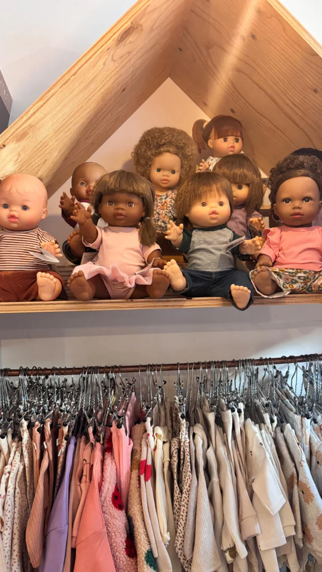 POV: “En wat doe je nou eigenlijk de hele dag in de winkel?”

Nou, van alles: online bestellingen inpakken, klanten adviseren, cadeautjes inpakken, Instagram stories maken, leveringen uitpakken, artikelen prijzen en natuurlijk vooral: met de poppen spelen! 😇

Ps we hebben heel veel leuke nieuwe poppenoutfits @hollie.original binnen! 

#metdepoppenspelen #poppenmoeder #cadeautip #watdoejenoudeheledag #littledepartmentstore #littledepartmentstorerotterdam 
#kinderkleding #online #onlineshopping #kinderkledingwinkel #kleiwegkwartier #hillegersberg #hillegersbergzuid #rotterdam #kinderwinkel #kinderwinkelrotterdam
#kidsfashion #kidsstyling #shoplokaal #shoplokaalonline