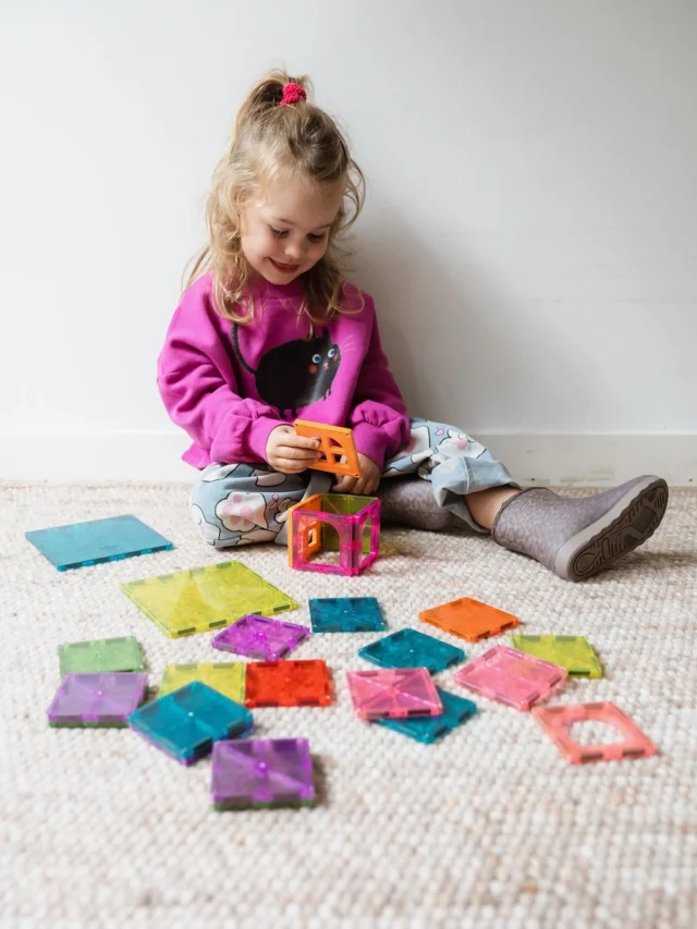CADEAUTIPS 🎁
Een paar van onze favorieten op een rijtje:
1&2. Magnatiles natuurlijk! Voor eindeloos speelplezier 
3&4. Poppen en knuffels. En we hebben natuurlijk ook hele leuke poppenkleertjes!
4&6.En bal is altijd een goed idee 🏐
7. De klaparmand van Djeco 
8. Sieradendoosjes van Rockahula
9. Ringetjes van Konges Sloejd
10. Smiley armbandje van Love Issue (ook leuk voor jezelf😊)
11. Tasjes! Altijd een goed idee 😃
12.  Bootstock laarzen
13.  Kknekki’s in alle kleuren! 
14.  En niet te vergeten: onze favoriete thermo regenlaarzen van Enfant. Ook voor volwassenen! 

Natuurlijk hebben we nog veel meer leuks in onze winkel en online staan. Dus kom gezellig langs! We pakken het graag voor je in. 

📷 @klikklakfotografie 
•
#littledepartmentstore #littledepartmentstorerotterdam 
#kinderkleding #online #onlineshopping #kinderkledingwinkel #kleiwegkwartier #hillegersberg #hillegersbergzuid #rotterdam #kinderwinkel #kinderwinkelrotterdam
#kidsfashion #kidsstyling #speelgoed #speelgoedwinkel #speelgoedwinkelrotterdam #kerstcadeautips #cadeautips #kerstcadeau #shoplokaal #shoplokaalonline