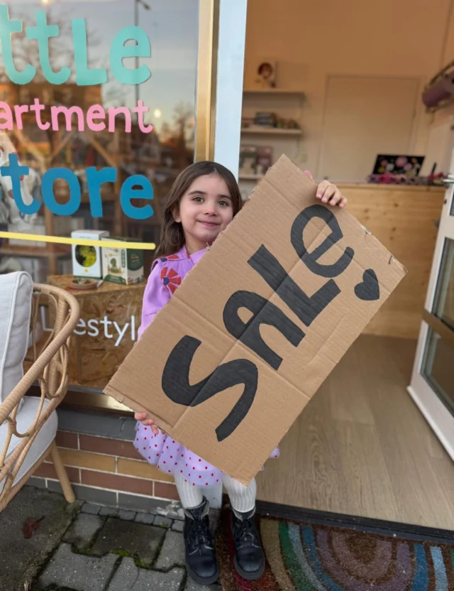 Voor het geval je het gemist had, onze WINTERSALE is begonnen! In de winkel én online! 
En we gaan weer stapelen! 😊📚

1 & 2 artikelen = 20% korting
3 artikelen = 30% korting
4 & meer artikelen = 40% korting

De artikelen met het label “stapelkorting” hebben, stapelen mee. Artikelen die al afgeprijsd zijn, doen niet mee met de stapelkorting (ookal hebben ze wel het label “stapelkorting”). Iedereen maakt wel eens een foutje tenslotte 😅
Alle Vans stapelen ook mee en op accessories zoals mutsen, sjaals en handschoenen krijg je 20% korting. 

#sale #stapelen #stapelkorting #wintersale #uitverkoop #uitverkoopkidskleding #littledepartmentstore #littledepartmentstorerotterdam #rotterdam #kinderwinkel #kinderwinkelrotterdam #dailybrat #minirodini #kongessloejd #piupiuchick #piupiuchicksale #enfant #thermoboots #dailybratsale