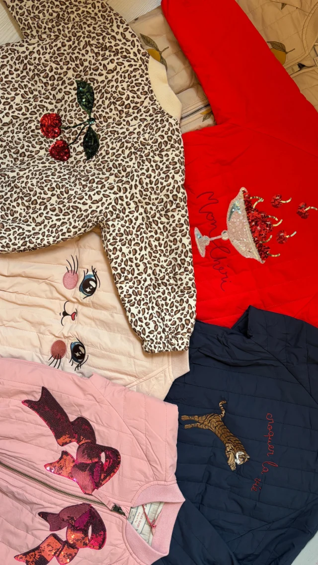 De nieuwe Konges Sløjd jasjes zijn er weer! Voor nu misschien nog ietsje te koud, maar ze vliegen nu al de winkel uit, dus wacht niet te lang 😊🚀

Oja, ze vallen groot, dus twijfel je tussen twee maten? Kies dan de kleinste! 
En goed nieuws! Er is een maatje bij gekomen: dus in plaats van 110/116 is er nu maat 110 én maat 116. 

#kongessloejd #junobombers #junojasjes #kongesjasjes #littledepartmentstore #littledepartmentstorerotterdam #nieuwecollectie #kinderwinkel #kongesjasjes #rotterdam