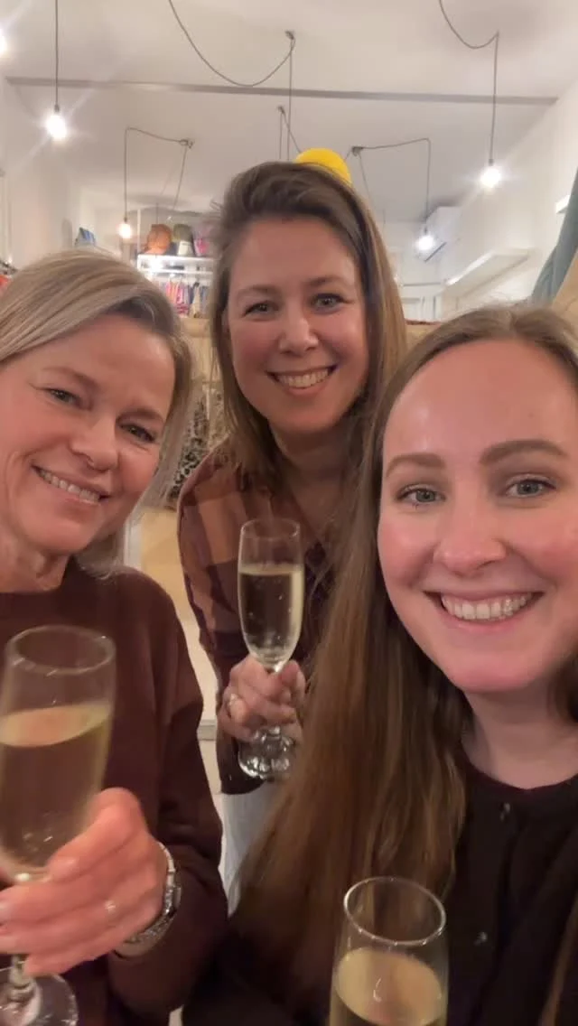 Bye 2025! ✨
Wat een jaar was het weer! 

Het jaar begon meteen pittig met het overlijden van mijn vader. 😢

Ook waren er wat veranderingen in ons team: we zwaaiden Tamar uit en verwelkomden Angelika (een oude bekende)! Het voelt alsof ze nooit is weggeweest 🥳 

We hebben zoveel leuke cadeautjes en bestellingen voor jullie mogen inpakken! En onze 8e verjaardag gevierd (wat was het weer leuk en nee, ik denk nog lang niet aan stoppen 😊) 

We hebben de winkel een beetje aangepast: een nieuwe toonbank, en op de valreep zelfs nog een heuse inpakpapierkast. En nog wat kleine dingen die jullie waarschijnlijk niet zien, maar voor ons een wereld van verschil maken 😇. 

We hebben afscheid genomen van een aantal merken, en dat betekent ook dat er weer ruimte is voor mooie nieuwe merken in 2026. Welke dat zijn….? Dat merken jullie heel erg gauw, want het nieuwe seizoen SS26 staat alweer voor de deur 😊

Wat is het toch ontzettend fijn om te merken dat we zulke lieve trouwe klanten hebben ❤️. 
Jullie bezoekjes aan de winkel, gezellige gesprekken, online bestellingen en lieve & leuke berichtjes betekenen zoveel voor ons! Wij doen elke dag minstens één dansje. Ik denk dat wij misschien wel het leukste werk van de wereld hebben ✨

Heel erg bedankt lieve klanten en ook lieve collega’s @sophiedevona en Angelika (zonder insta)! 
Zonder jullie geen Little Department Store. Dat 2026 maar een geweldig jaar mag worden! ✨
#bye2025 #hello2026 #2026 #dankjewel #kinderwinkel #kinderchampagne #rotterdam #nieuwjaar 
📷 selfie 😁