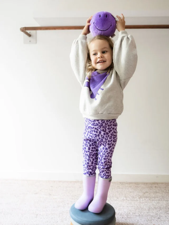 ENFANT LAARZEN WEER! ❄️
Je kunt je wel voorstellen dat de Enfant laarzen momenteel bij ons de (online) winkel uit vliegen! We doen ons best om al jullie bestellingen zo snel mogelijk te verzenden 💪🏼

En weet je niet zo goed welke maat Enfant thermoboots je nodig hebt voor je kind of voor jezelf? ⁉️
Dat begrijpen we helemaal! Want de thermo laarzen vallen door de wollen voering kleiner dan je gewend bent. En dan is het ook nog eens fijner om schoenen in de winkel te passen dan online te kopen. Maar helaas kan dat niet altijd. 😊

Dus hierbij onze tips:
1. Meet de voeten van je kind op. Dit gaat het makkelijkste door de voeten op een vel papier te zetten en de omtrek te tekenen. 
2. Meet nu van hiel tot de langste teen en in een rechte lijn (dus niet schuin meten). 
3. Zoek de voetlengte op in de maattabel (op@onze website). Dit is de maat enfant laarzen die je nodig hebt.

Let op: In de maattabel is al rekening gehouden met groeiruimte. Je hoeft dus niet nóg een maat groter te nemen. En neem de laarzen niet té groot! Je wilt niet dat je kind gaat struikelen. Bovendien loop je de wol nog wat uit en slijten de laarzen sneller als je ze te groot koopt. 😊

En kom je er echt niet uit? Stuur ons dan gerust een berichtje! We helpen je graag 😊

#enfant #enfantthermoboots #regenlaarzen #thermolaarzen #thermoboots #enfantmaattabel #welkemaatenfantlaarzen
#littledepartmentstore #littledepartmentstorerotterdam 
#kinderkleding #online #onlineshopping #kinderkledingwinkel #kleiwegkwartier #hillegersberg #hillegersbergzuid #rotterdam #kinderwinkel #kinderwinkelrotterdam
#kidsfashion #kidsstyling #shoplokaal #shoplokaalonline