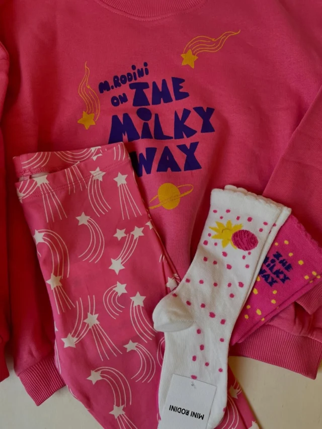 Yay, de nieuwe collectie van Mini Rodini staat online! Zoals altijd lekker kleurrijk en met veel fun. Van de Melkweg tot aliens, teckels en zelfs voetbal! Neem snel een kijkje 😊👽🌌🪐⚽️

#nieuwecollectie #minirodini #kinderwinkelrotterdam #duurzamekinderkleding #kinderwinkel