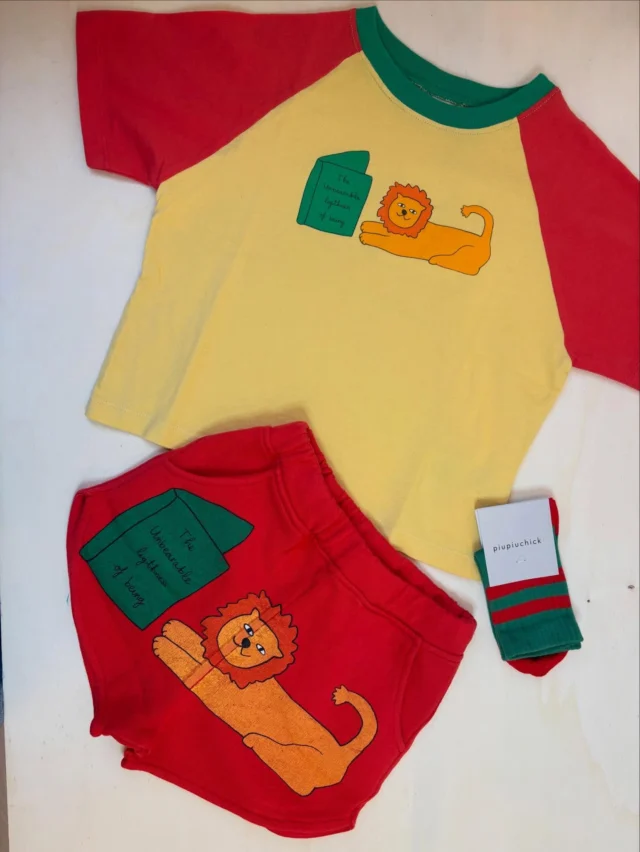 THE CAMPAMENTO 🦁
Door alle dozen die we aan het uitpakken en al jullie sale bestellingen die we aan het inpakken zijn, vergeten we bijna dat vandaag de lancering van @thecampamento ! Dit Spaanse merkje heeft fun hoog in het vaandel staan en dat zie je helemaal terug in deze collectie. Hoe bedenk je anders een lezende leeuw? En hoe tof is die print op de voorkant van het korte broekje? Swipe voor meer looks (ook sweaters en lange broeken voor nu meteen😊). 

Ps het taggen van producten lukt even niet, maar er staat een linkje in onze stories! 

#thecampamento #duurzamekinderkleding #kinderkledingwinkel #littledepartmentstore #kinderwinkelrotterdam