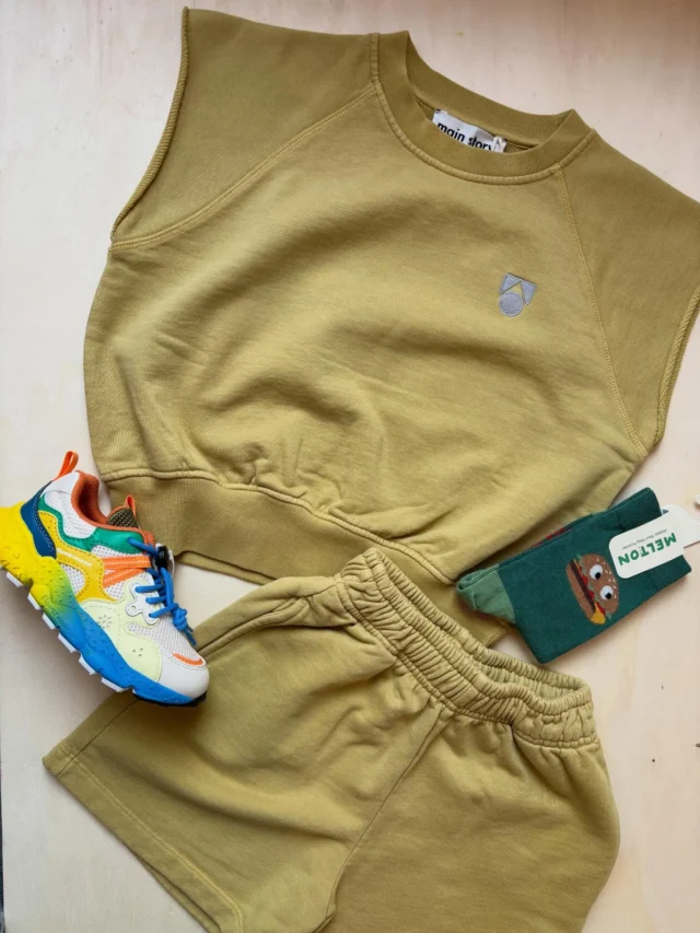 MAIN STORY - voor we het vergeten: dit stoere Britse merk shop je vanaf vandaag online! Stoere pasvormen, prachtige kwaliteit. En het merk mixt ook perfect met andere merken. Wij zijn fan! Stiekem bestellen we soms maatje 14 mee voor onszelf 😊

Swipe voor toffe zomerse sets! De sneakers zijn trouwens van @flowermountain_official Super licht, helemaal vegan en t/m maat 36! 

#mainstory #flowermountain #littldepartmentstorerotterdam #kinderwinkelrotterdam #kinderwinkel