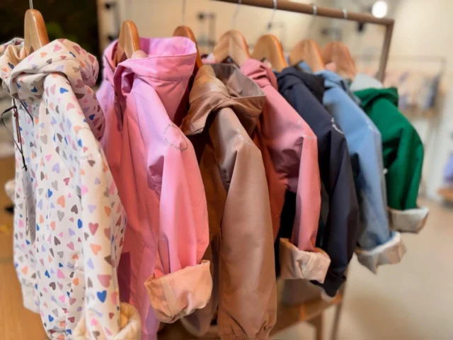 Joehoe, we hebben weer wat nieuws🥳: de bomber jasjes van Enfant. Het perfecte tussen-, zomer- én regenjasje! En ook nog eens in 7 verschillende kleuren (want we konden weer eens niet kieze😅). 

Het jasje heeft een capuchon, is ademend, winddicht en waterdicht en matcht ook nog eens perfect met de rainboots van Enfant! De nieuwe kleuren van de rainboots moeten nog binnen komen. 😊

Heb je een vraag over de pasvorm? Stuur ons gerust een berichtje! 

#enfant #zomerjas #tussenjas #regenjas #littledepartmentstore