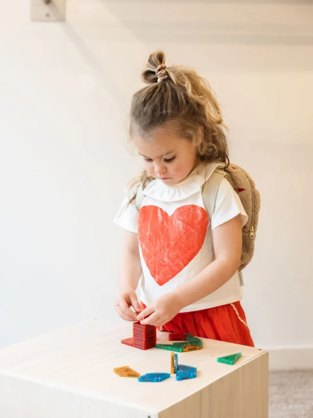 Fijne Valentijnsdag van ons! 💕
Als je een beetje om je heen kijkt in onze winkel zie je overal hartjes om je heen! Hartjes op je kleding vinden wij eigenlijk altijd een goed idee 😊
En er zitten heel veel hartjes en printjes met love in de collecties dit seizoen. Swipe voor een beetje liefde uit onze winkel ❤️💕

Het leuke shirtje op de foto is trouwens van @piupiuchick 

📷 @klikklakfotografie 
#valentijnsdag #piupiuchick #hartjes #littledepartmentstore #kinderwinkelrotterdam