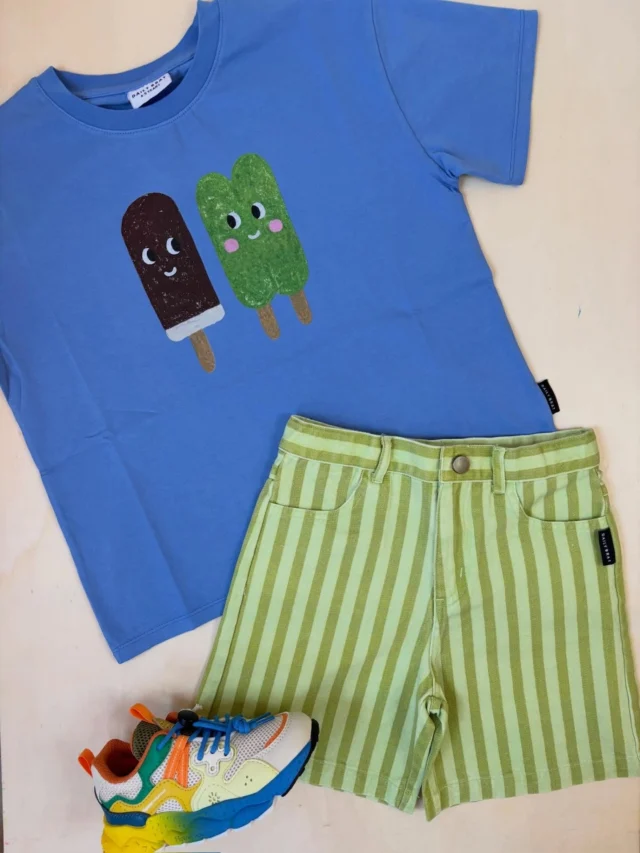 DAILY BRAT hangt in de winkel en shop je vanaf nu online! 🥳
Met heel veel leuke prints, te gekke jeans en natuurlijk ook hartjes. En deze lieve ijsjes lijken wel een beetje verliefd op elkaar, dus helemaal toepasselijk op 14 februari 😊

Neem snel een kijkje! En heb je vragen over de pasvorm en maten, stuur ons dan gerust een berichtje. 

#dailybrat #littledepartmentstore #kinderwinkelrotterdam #nieuwecollectie #duurzamekinderkleding