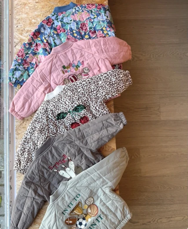 Joehoe! De winterjassen kunnen weer de kast in, want het is tijd voor tussenjasjes!🥳
Natuurlijk hebben we de leuke bomberjasjes van Konges Sløjd en dit seizoen hebben we ook de water- en winddichte tussenjasjes van Enfant (swipe naar de volgende foto). Neem snel een kijkje. En heb je vragen over de maat? Stuur ons vooral een berichtje of kom gezellig lag in de winkel 😊

#kongessloejd #kongesjasjes #enfantjasjes #tussenjasjes #littledepartmentstore