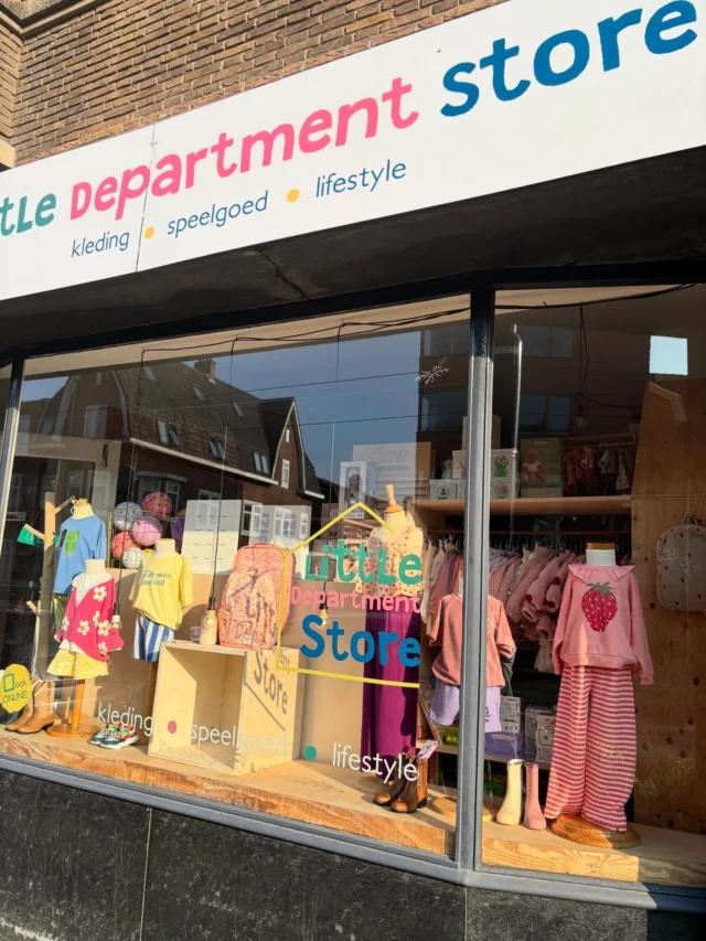 Fijn, een nieuwe etalage met zo’n heerlijk zonnetje ☀️Maar missen jullie ook niet iets….? Ons gezellige hondenbankje (A.K.A. Takkie) staat sinds een paar weekjes niet meer voor onze winkel. 
Zijn nek is helaas gebroken…. 😢 We proberen ‘m nog te redden, maar vooralsnog zonder resultaat. Wordt vervolgd! 

#levenzondertakkie #littledepartmentstore #kinderwinkelrotterdam #nieuweetalage #littledepartmentstorerotterdam