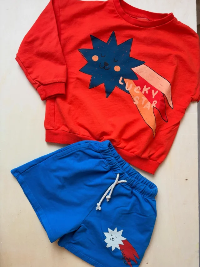 LOTIEKIDS! Toen ik in 2017 (wat vliegt de tijd 😅) voor de allereerste keer naar de beurs in Parijs ging om in te kopen voor de Little Department Store, zag ik @lotiekids en het was meteen liefde op het eerste gezicht! 😍
Zo’n merkje dat ouders én kinderen leuk vinden door de leuke prints, een beetje een retro vibe en superzachte stoffen. 
En ook de nieuwe zomercollectie is weer helemaal leuk! Alles hangt vanaf nu in de winkel en je vindt lotiekids natuurlijk ook in onze webshop. ✅

En heb je vragen over de pasvorm, kleur of leuke combinaties? Laat het ons weten! In deze post vind je alvast heel veel setjes, maar er zijn nog veel meer combinaties (ook met andere merkjes) mogelijk 😊

#lotiekids #nieuwecollectie #littledepartmentstore #kinderwinkelrotterdam #littledepartmentstorerotterdam