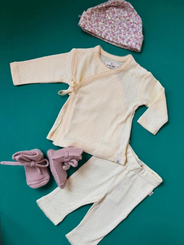 BABY - we hebben zoveel leuks binnengekregen voor de allerkleinsten! Swipe voor inspiratie voor newborn- en zomerse outfitjes 😊

#atinystory #hvid #babykleding #littledepartmentstore flatlayfriday