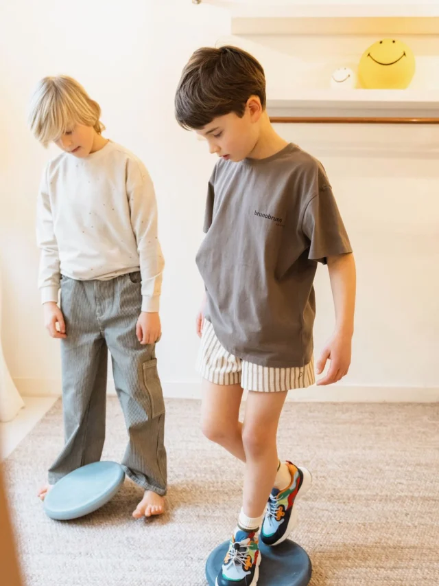 Lange broek of korte broek? Lange mouwen of korte mouwen? Alles kan (en is nodig) in de lente! 😅
Hangt er ook een beetje vanaf hoe warm- of koudbloedig je kind is, haha. Hier wordt al weken een korte broek gedragen!

Ps check vooral de achterkant van dit leuke @brunobrunonation shirt op de volgende foto! 🍜

#brunobrunonation #philandphae #lente #kinderkledingwinkelrotterdam #littledepartmentstore 
📷 @klikklakfotografie