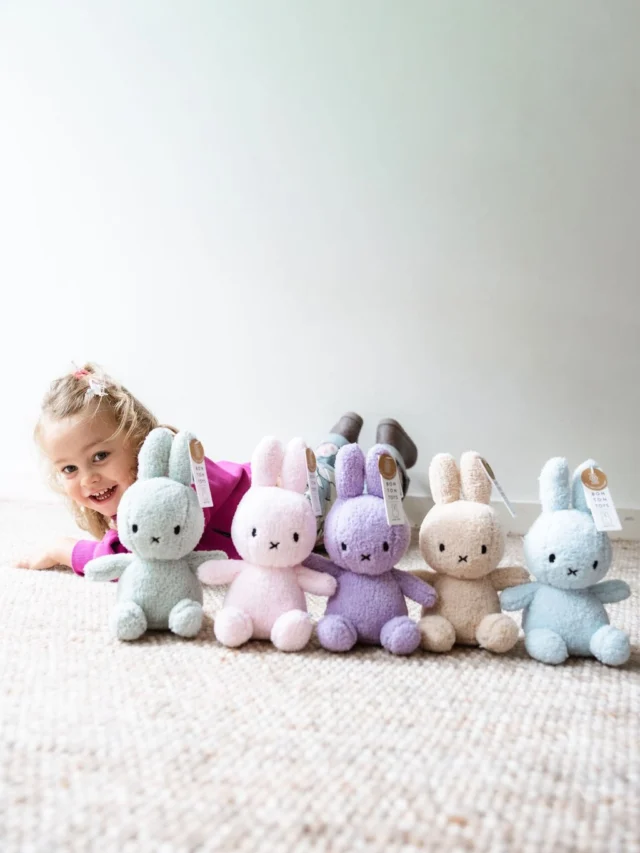 Fijn paasweekend iedereen! 🐰

Ps de leuke Nijntje knuffels zijn van @bontontoys en altijd leuk als (baby-)cadeautje! 😊

#vrolijkpasen #nijntje #littledepartmentstore #littledepartmentstorerotterdam 
📷 @klikklakfotografie