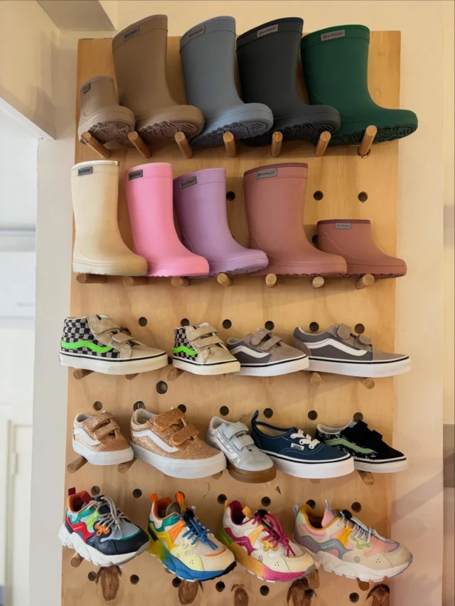 SCHOENEN! 🩴👟
Wist je dat we naast kleding inmiddels ook best een uitgebreide schoenencollectie hebben? Van sneakers tot cowboyboots en van slippers tot sandalen en regenlaarzen.

Voor de allerkleinsten natuurlijk ook fijne slofjes. En de fijne Salt Water Sandals hebben we ook voor volwassenen 🥳

#enfantlaarzen #saltwatersandals #vans #flowermountain #kinderschoenenrotterdam