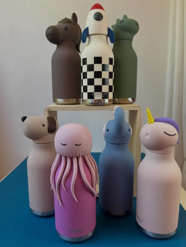 Nieuw bij ons in de winkel: de flessen van Asobu! 
RVS drinkflessen met als leuk detail een diertje op de dop (oh, en er is ook een raket). Je drankjes blijven wel tot 24 koud of tot 8 uur warm. En handig om te weten: de dop kan er ook af (zo kun je de fles zelf ook af en toe lenen 😉) 

Welke fles wordt jouw bestie? 🦄🐶🪼🐴🦖🐘🦊🚀

#asobu #asobubestie #rvsdrinkfles #littledepartmentstore #kinderwinkelrotterdam