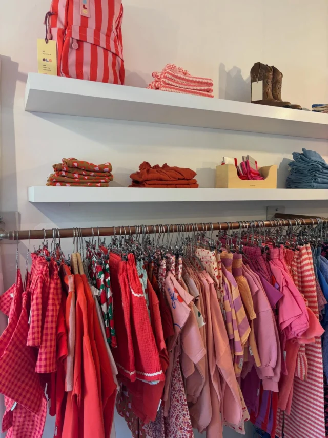 Zo fijn als alles op kleur hangt! 🌈
Wie denkt dat onze kledingkasten thuis er ook zo mooi bij hangen? 🙋‍♀️

Ps onze winkel is op 5 mei gewoon open van 10.00-17.00! 

#allesopkleur #littledepartmentstore #kinderwinkelrotterdam #littledepartmentstorerotterdam #duurzamekinderkleding