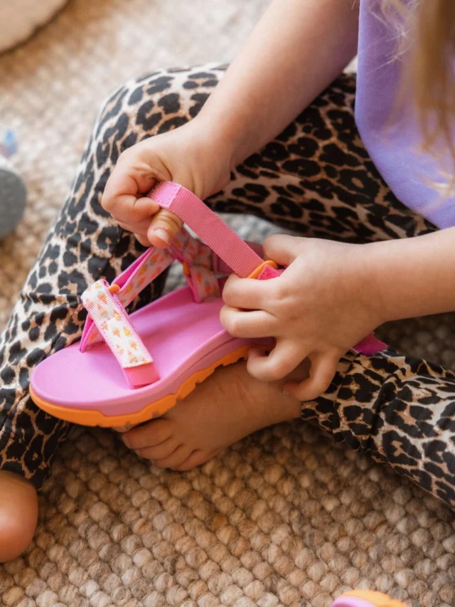 Jaaaa, er komt weer sandalenweer aan! ☀️
We hebben de sandalen van Teva en Salt Water Sandals. 
Het grootste voordeel van deze sandalen? Ze kunnen in het water! Superhandig als je kind graag met water speelt, op vakantie enz. En ze lopen ook nog eens super lekker 😃
Ps de Salt Water Sandals hebben we ook nog eens in grote mensen maten. Kun je zelf ervaren hoe lekker ze lopen 🥳

Ben jij team Teva ☀️of team Salt Water sandals 🌊 of  misschien wel allebei?! 

📷 @klikklakfotografie 

#teva #tevasandalen #kindersandalen 
#littledepartmentstore
