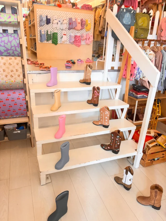 Of we ook schoenen verkopen? 🤪
Jazeker! Met dit weer natuurlijk vooral Salt Water Sandals, Teva’s en Havaianas. Maar op alle andere dagen ook Vans, Flower Mountain, Enfant regenlaarzen en natuurlijk de Bootstock cowboyboots! Bootstock shop je nu trouwens met 20% korting! 

#kinderschoenen #saltwatersandals #bootstock #enfantboots #littledepartmentstore