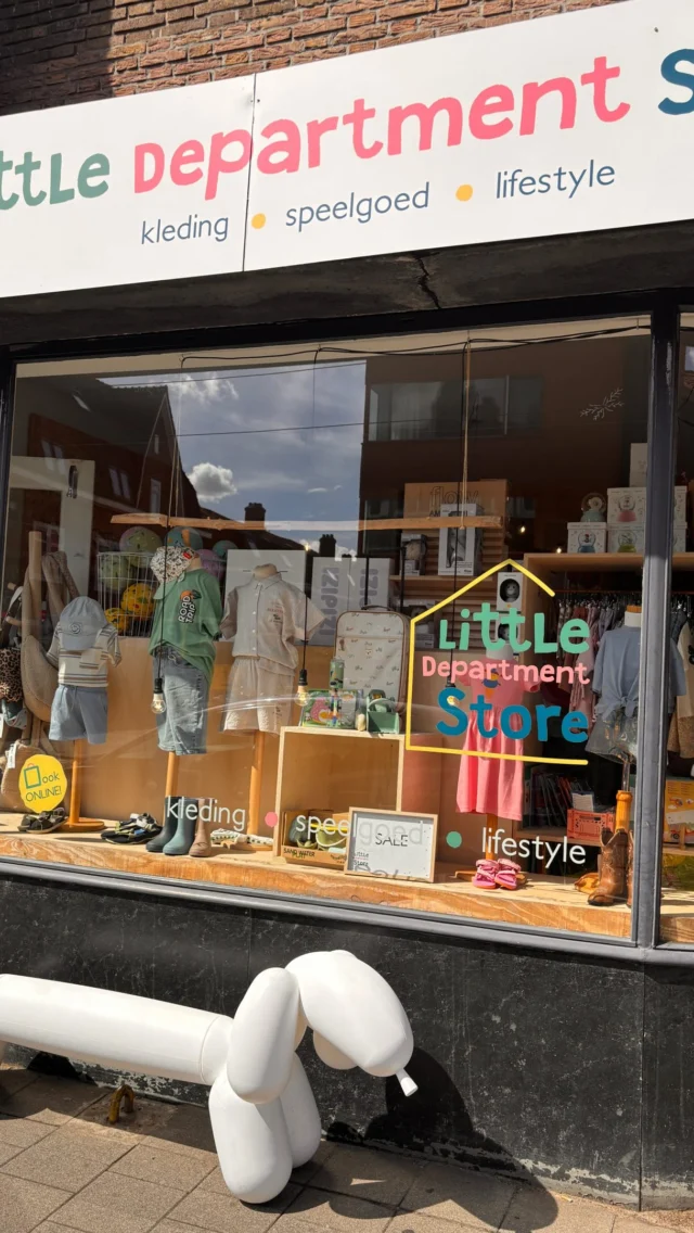 Tijd voor een nieuwe etalage! De vorige was halfleeg geshopt door jullie, dus het werd hoog tijd 😅
En wat schijnt de zon heerlijk bij ons naar binnen! 

#windowshopping #littledepartmentstore #rotterdam #dezonschijnt #duurzamekinderkleding
