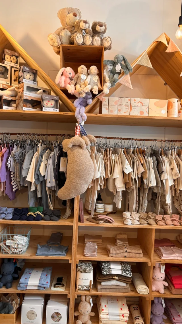 De kasten opnieuw indelen, hoe gaat dat eigenlijk? Nou zo! En alles hangt weer fijn kleur 😊

#behindthescenes #littledepartmentstore #kastenopnieuwindelen #kinderwinkel #kinderwinkelrotterdam