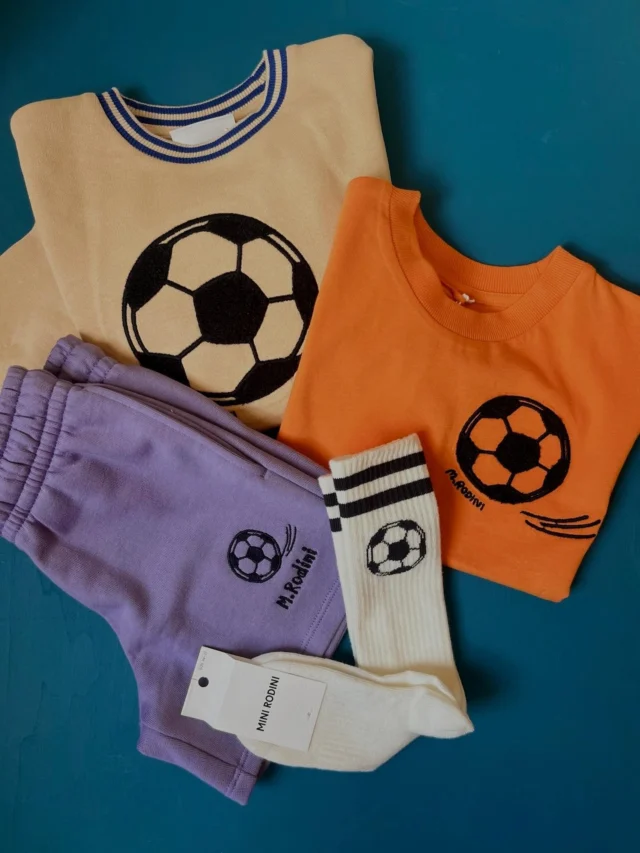 Mini Rodini 🧡 voetbal ⚽️
En je shopt deze items ook nog eens met stapelkorting tot 40% op www.littledepartmentstore.nl 🧡

#minirodini #voetbaloutfit #sale #littledepartmentstore #minirodinisale