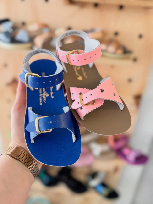 We 💕 Salt Water Sandals! 
Perfect voor dit zomerse weer. En weet je wat het grootste voordeel van deze sandalen is? Ze kunnen in het water! Superhandig als je kind graag met water speelt, op vakantie enz. En ze lopen ook nog eens super lekker 😃
Hulp nodig bij het bepalen van de juiste maat? Stuur ons een gerust een berichtje! 😊

Ps de Salt Water Sandals hebben we ook nog eens in grote mensen maten. Kun je zelf ervaren hoe lekker ze lopen 🥳
Enne alle sandalen die op onze website staan, hebben we gewoon in onze winkel in Rotterdam! 

#saltwatersandals #salties #kindersandalen 
#littledepartmentstore littledepartmentstorerotterdaM