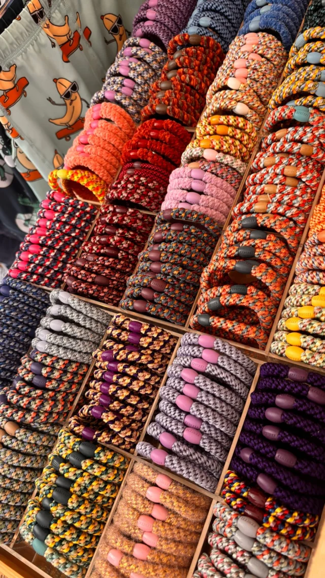 We ❤️Kknekki’s! 
En jullie ook zo te merken aan hoe vaak we de kknekki bakken mogen bijvullen 😊 
Logisch, want bij elke outfit is er wel een leuk kleurtje te vinden! 
Enne, zeg eens eerlijk: hoeveel heb jij er al? 😅

Ken je de Kknekki’s nog niet? Dit zijn superfijne haarelastieken, die ook erg leuk zijn om als armbandje te dragen. Een haarelastiek en armbandje in één! Sommige Kknekki’s hebben misschien nog nooit in iemands haar gezeten 😂

#kknekki #achterdeschermen #littledepartmentstore #kinderwinkelrotterdam #kidsconceptstore