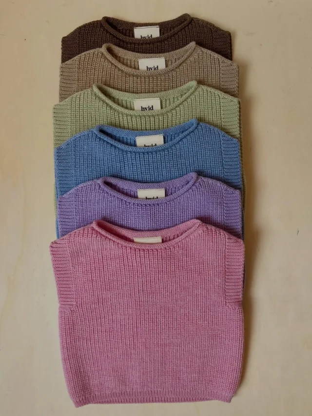 De hittegolf is achter de rug en wij hebben de fijne wolletjes van @hvid_knitwear weer aangevuld 😂
De hvid spencertjes, slofjes en beanies zijn favoriete babycadeautjes. Ook in de zomer! 

#hvidknitwear #hvid #littledepartmentstore #kinderwinkel #wolletjes