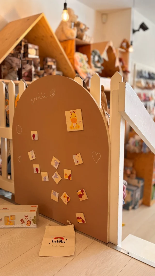 Wat doe je nou eigenlijk de hele dag in de winkel…? 
Natuurlijk onze nieuwe speelhoek uitproberen! 😇

Want je ziet pas hoe leuk de magneetwanden van @tixmix_kids zijn, als je ze kunt uitproberen! Dus bovenaan de trap, hebben we een extra speelhoek gecreëerd. Natuurlijk met de magneetjes van Tix & Mix, maar je kunt er ook met de magneettegels van Cleverclix en Magnatiles op spelen! Kom je gezellig langs? 😊

Oja, de magneetwanden zijn zelfklevend en verplaatsbaar. En we hebben 3 mooie verschillende kleuren. 

#watdoejenoudeheledag #tixmix #littledepartmentstore #littledepartmentstorerotterdam #kinderwinkel