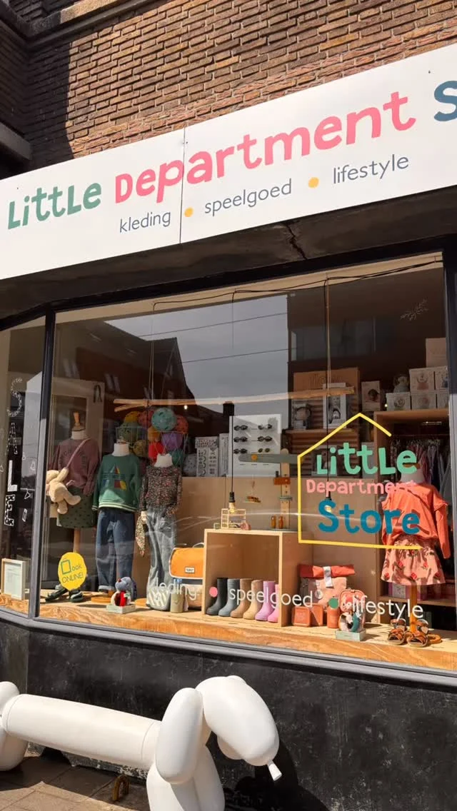 Een nieuwe week met de nieuwe collectie van Piupiuchick in de etalage! 
Achterin de winkel hangt nog volop ZOMERSALE met 50% korting. En vandaag zijn we open van 10.00-17.00 dus kom gezellig langs! 😃 

Over openingstijden gesproken: de afgelopen maand waren we bij wijze van proef op maandag open. En daar waren jullie erg blij mee! En wij dus ook 😊. 

Tijdens de zomervakantie zijn we niet op maandag geopend, zodat we zelf ook een beetje vakantie kunnen vieren, maar vanaf 31 augustus is onze winkel weer elke maandag geopend van 10.00-17.00 (behalve in de schoolvakanties). 

#littledepartmentstore #littledepartmentstorerotterdam #nieuweetalage #kinderwinkelrotterdam #duurzamekinderkleding