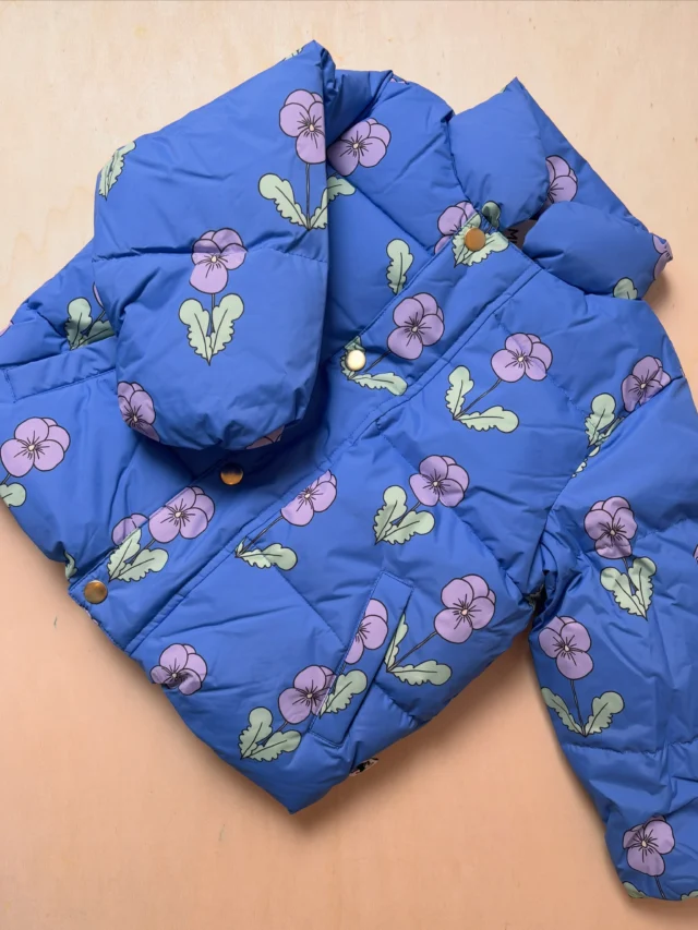 We weten het, het voelt nog veeeeel te vroeg om aan winterjassen te denken. Maar deze van @mini_rodini is wel zooooo gaaf, dat we ‘m toch graag wilden delen 😊
Een fijne lichte wind- én waterdichte jas met een hele toffe print 🥳. 
Oh, en er is nog meer leuks binnengekomen —> swipe 
Nu al in de winkel en vanaf 30 juli ook online te vinden in onze webshop. 

#minirodini #littledepartmentstore #winterjasseninjuli #kinderwinkelrotterdam #duurzamekinderkleding 

💙💙💙

Opgelet voor velvet worms! 😉

Drie verschillende fleecevesten! 

Een van onze favoriete printjes is er weer 😊

Als flared broekje en legging 

Ook leuk als co-ord pak! 

En de teckel is er weer op een fijne rib longsleeve 😍