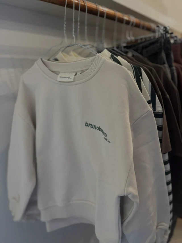 brunobruno nation staat online 🥳
@brunobrunonation = comfort meets style. Een mix van hedendaagse Zuid-Koreaanse kindermode en Scandinavische coolness en minimalisme. Denk aan oversized silhouetten, neutrale tinten met seizoensgebonden accenten en milieuvriendelijke stoffen. We zijn vooral fan van deze sweater met print op de achterkant. We love it! Swipe snel!
Nog niet alles is binnen, er komt nog meer moois aan van dit merk 😊

#brunobrunonation #kinderkleding #kinderkledingwinkelrotterdam #kinderwinkel #rotterdam