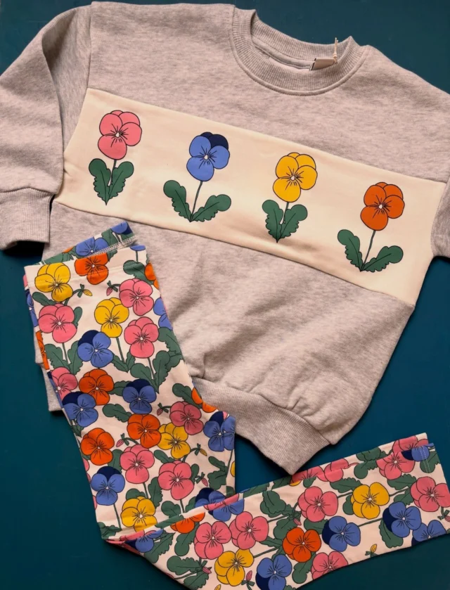MINI RODINI: de eerste drop shop je vanaf nu ook online! Het hing al even te shinen in onze winkel, maar vanaf nu vind je ook alles online. Swipe vooral even door naar de winterjas, want die is echt geweldig! 😍
En er komen nog meer fantastische winterjassen van Mini Rodini aan 🥳
#winterjassenmet30graden #minirodini #littledepartmentstore #duurzamekinderkleding #littledepartmentstorerotterdam