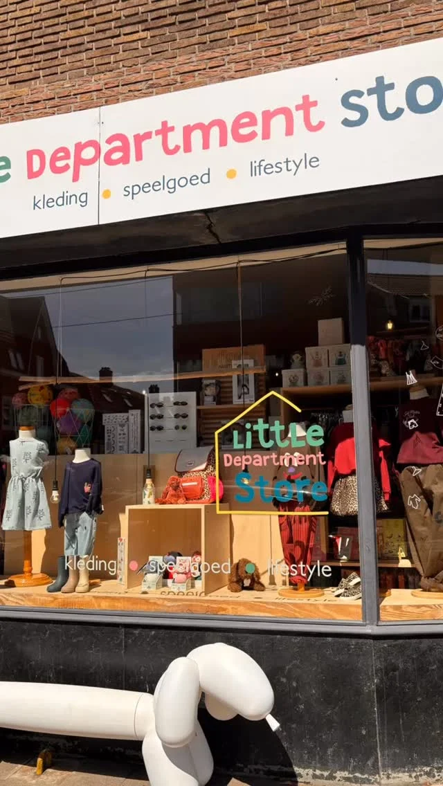 Nieuwe etalage! Het was weer eens tijd voor een nieuwe etalage. 😊
Spot jij welke nieuwe collecties er in de etalage hangen? Er is al zoveel moois binnengekomen…. En er hangt nog wat 60% sale achterin de winkel, maar niet lang meer! 

Vandaag gaan we verder met het uitpakken van Konges. Mini Rodini (winterjassen!) en Enfant (nog meer winterjassen!!) zijn onderweg. Oftewel: de zomerperiode is helemaal niet zo’n rustige periode voor ons! 💪

#nieuwecollecties #uitpakken #littledepartmentstore #nieuweetalage #littledepartmentstorerotterdam