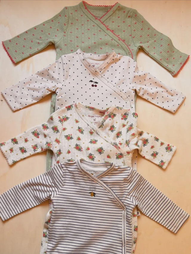 @kongessloejd ken je natuurlijk van de fijne juno jasjes met te gekke achterkant, maar wist je dat ze ook de fijnste zachte babypakjes hebben? En al vanaf maatje 44 💕

En naast de juno jasjes, hebben we dit seizoen ook hele toffe (gevoerde) regenjassen van Konges. Natuurlijk met een te gekke print! Swipe voor de nieuwe collectie! 

#kongessloejd #kongesjasjes #nieuwecollectie #littledepartmentstore #duurzamekinderkleding