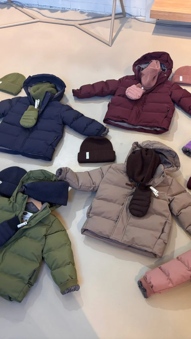 Yes! Ze zijn er eindelijk: de winterjassen van @enfantofficial 🥳
En ook de mutsen, colsjaals, wanten en de thermoboots (op de printjes en de glitters na) zijn binnen. Wacht niet te lang, want ze vliegen nu al de winkel uit! 

#enfant #enfantjassen #littledepartmentstore #kinderwinkelrotterdam #littledepartmentstorerotterdam