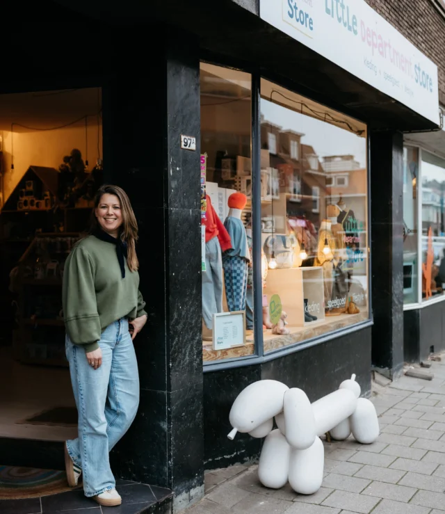9 JAAR: Wat vliegt de tijd! 🎈

Zet zaterdag 29 augustus in je agenda, want deze maand vieren we onze verjaardag! En we vieren natuurlijk ook dat het hele team weer compleet is na de zomervakantie. 🥳

We hebben hele toffe (win-)acties in onze winkel. Dus zet zaterdag 29 augustus in je agenda en neem vooral de kinderen mee 🥳

Het is dus alweer 9 jaar geleden dat ik (Brigitte) Little Department Store heb overgenomen. En nog geen dag spijt van gehad 😊

📷 @klikklakfotografie 
#lds9jaar #hoera9jaar #feest 
#littledepartmentstore littledepartmentstorerotterdam