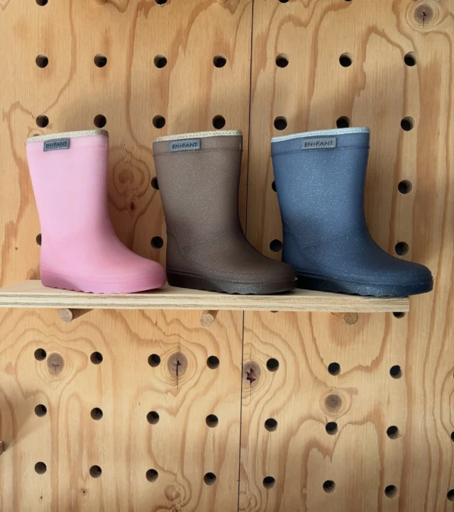 Yay! De laatste kleuren thermoboots van @enfantofficial zijn vandaag binnengekomen! 3 kleuren glitters ✨ én een panterprintje 🐆

De vraag die we het meeste krijgen is: welke maat Enfant thermoboots heb ik nodig voor mijn kind? ⁉️

En dat snappen we helemaal! Want de thermo laarzen vallen door de wollen voering kleiner dan je gewend bent. En dan is het ook nog eens fijner om schoenen in de winkel te passen dan online te kopen. Maar helaas kan dat niet altijd. 😊

Dus hierbij onze tips:
1. Meet de voeten van je kind op. Dit gaat het makkelijkste door de voeten op een vel papier te zetten en de omtrek te tekenen. 
2. Meet nu van hiel tot de langste teen en in een rechte lijn (dus niet schuin meten). 
3. Zoek de voetlengte op in de maattabel (swipe). Dit is de maat enfant laarzen die je nodig hebt.

Let op: In de maattabel is al rekening gehouden met groeiruimte. Je hoeft dus niet nóg een maat groter te nemen. En neem de laarzen niet té groot! Je wilt niet dat je kind gaat struikelen. Bovendien loop je de wol nog wat uit en slijten de laarzen sneller als je ze te groot koopt. 😊

En kom je er echt niet uit? Stuur ons dan gerust een berichtje! We helpen je graag 😊

#enfant #enfantthermoboots #regenlaarzen #littledepartmentstore #kinderwinkelrotterdam