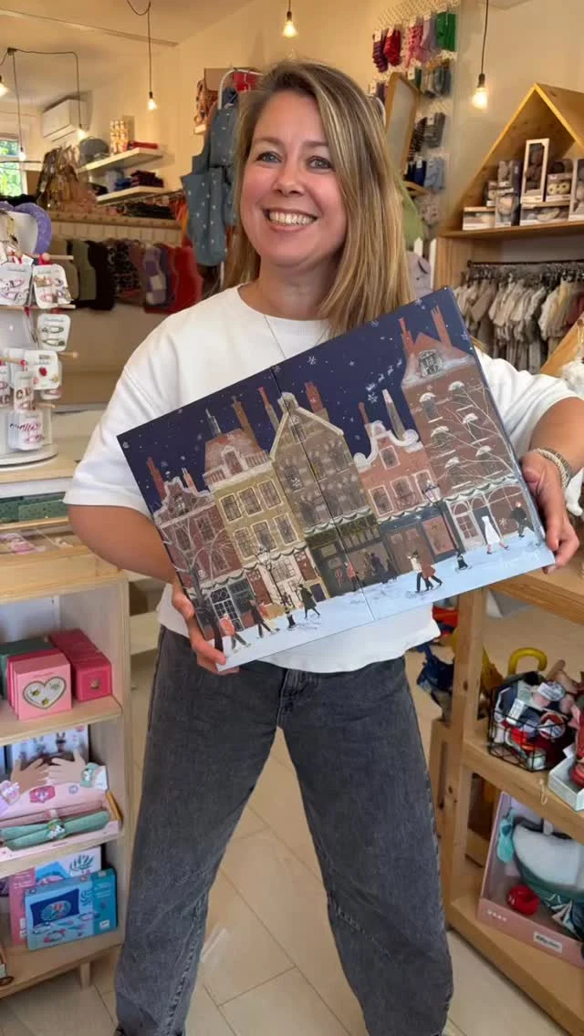 Kknekki-fans opgelet: de Kknekki adventkalender is er! 🥳
In de 24 laatjes zitten wel 41 Kknekki’s verstopt in nieuwe kleuren. Laat het aftellen maar beginnen! 

Is het een haarelastiek of een armbandje?
Eén ding is zeker: er is altijd wel een Kknekki die bij je outfit of bui past 😊

Wist je dat de originele KKNEKKI wordt erkend als een van de beste haarelastieken ter wereld? De unieke weeftechniek maakt ze extreem zacht voor alle haartypes en ze zullen niet vervagen, rafelen of slap worden, zelfs niet in zout water. Ze zijn bovendien allergievriendelijk. 
De unieke handwerk- en weeftechniek met meer dan 60 draden biedt bijna eindeloze kleur- en combinatiemogelijkheden. Dus elk seizoen zijn er weer de mooiste kleuren.
En naast als haarelastiekjes kunnen ze ook als armband om de pols worden gedragen! 

#kknekki #originalkknekki #kknekkiadventkalender #littledepartmentstore #littledepartmentstorerotterdam